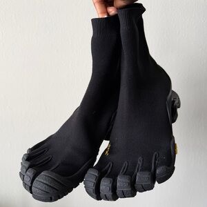 BALENCIAGA × Vibram 5 Finger Tabi Black
Archival Shoe Boot men 8 women 11 eu 41